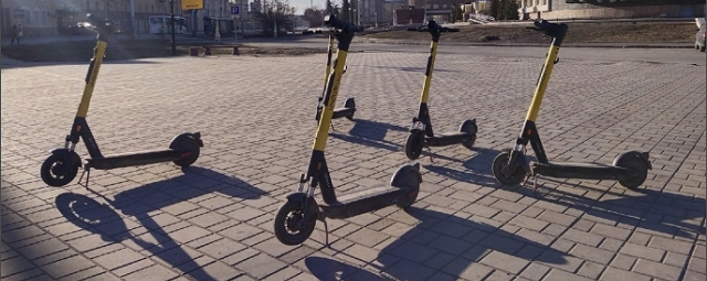В Омске начали работу прокаты самокатов