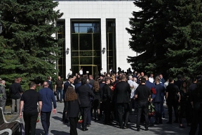 Владимир Путин направил венок на церемонию прощания со Старовойтом