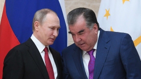 «Не отходил ни на шаг». Президент Таджикистана был постоянно рядом с Путиным на Параде Победы. Что он сказал нашему лидеру?
