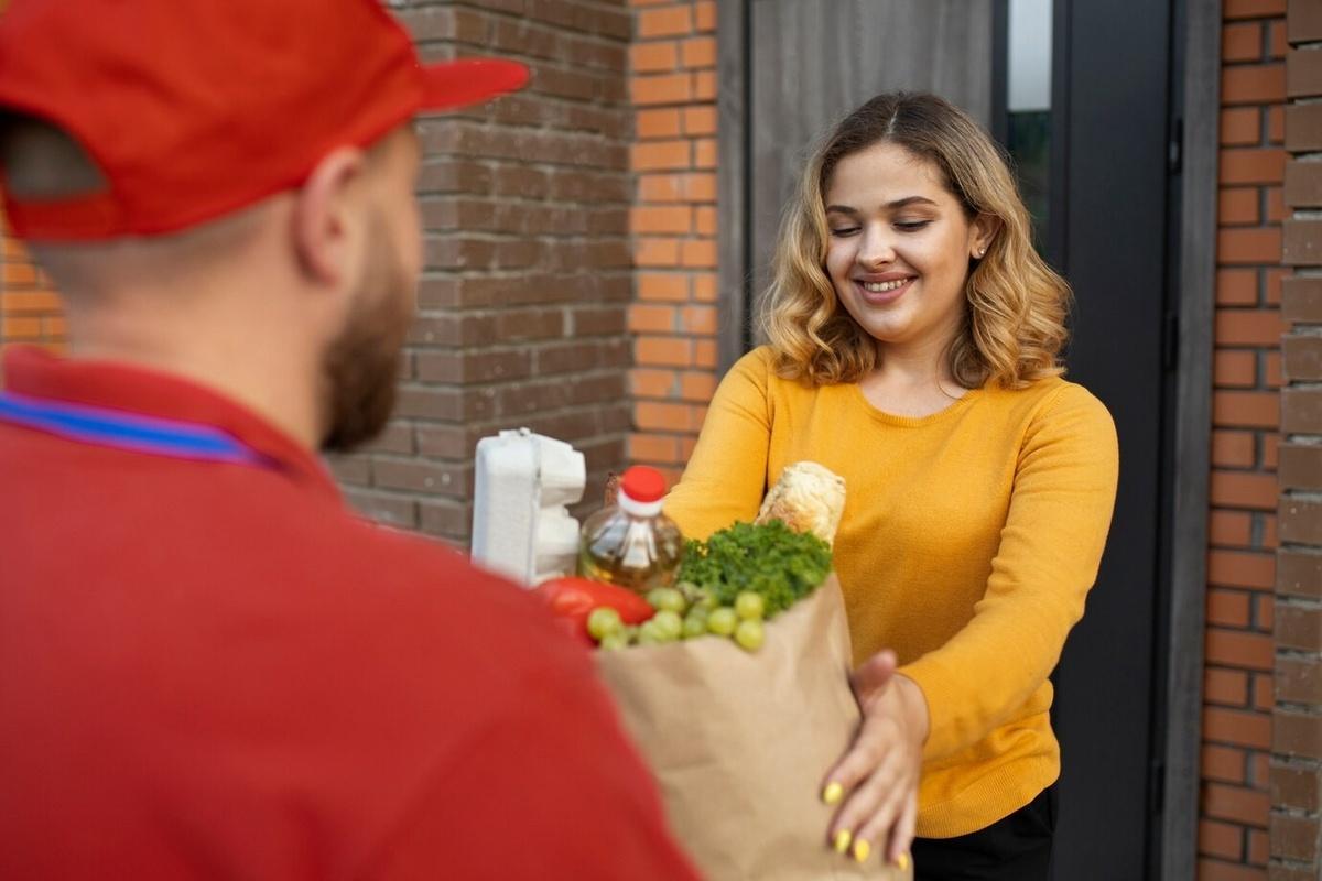 Россияне потратили на онлайн-доставку продуктов 917,5 млрд рублей за год