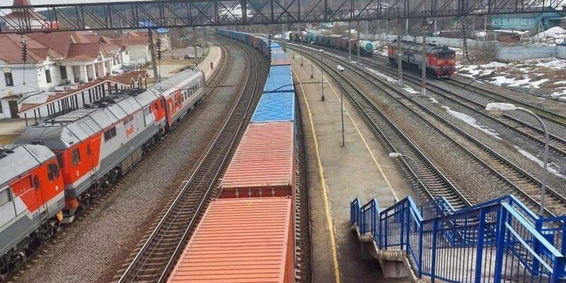 Первые два контейнерных поезда с фанерой отправились в Китай со станции Галич в Костромской области