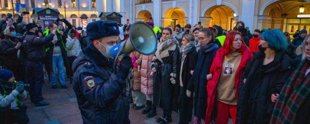 В суды Петербурга попали 140 дел за участие в незаконной антивоенной акции