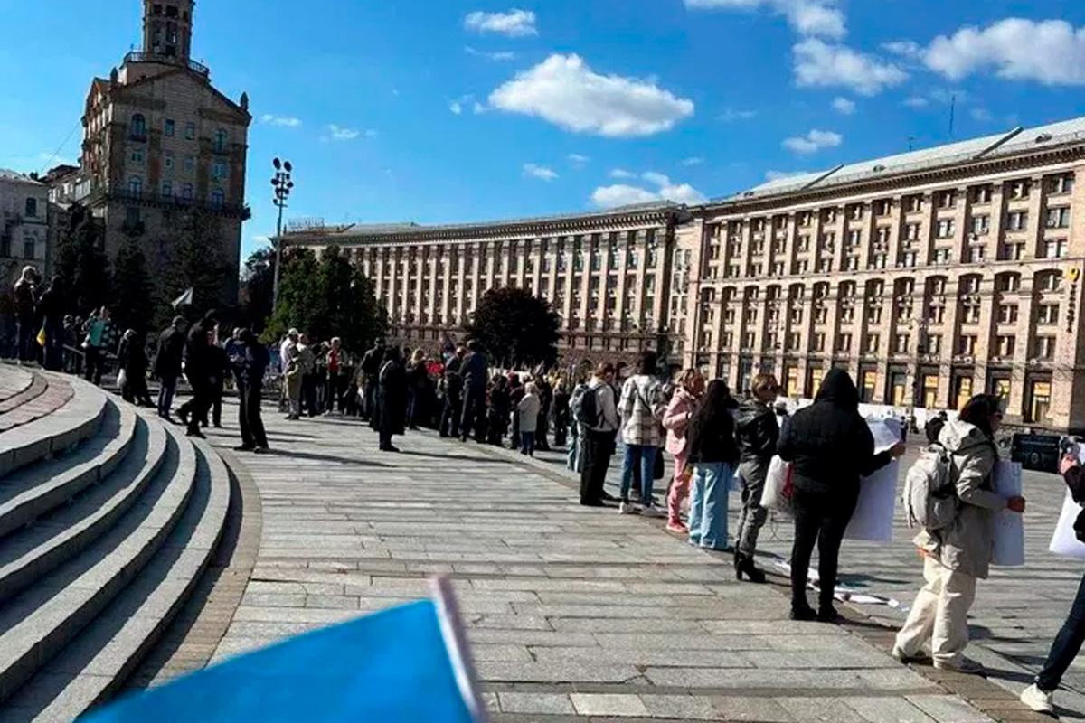 На площади Независимости в Киеве участники акции потребовали прекращения боевых действий