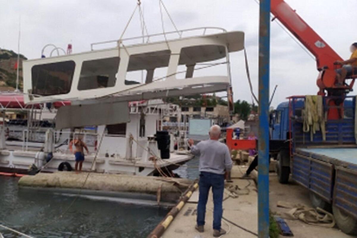 У берегов Крыма перевернулось прогулочное судно с шестью пассажирами