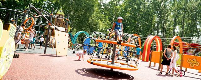 В дмитровском парке «Березовая роща» открыли большую детскую площадку