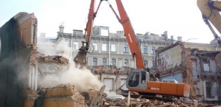 В Москве при сносе дома бетонная плита рухнула на автомобили