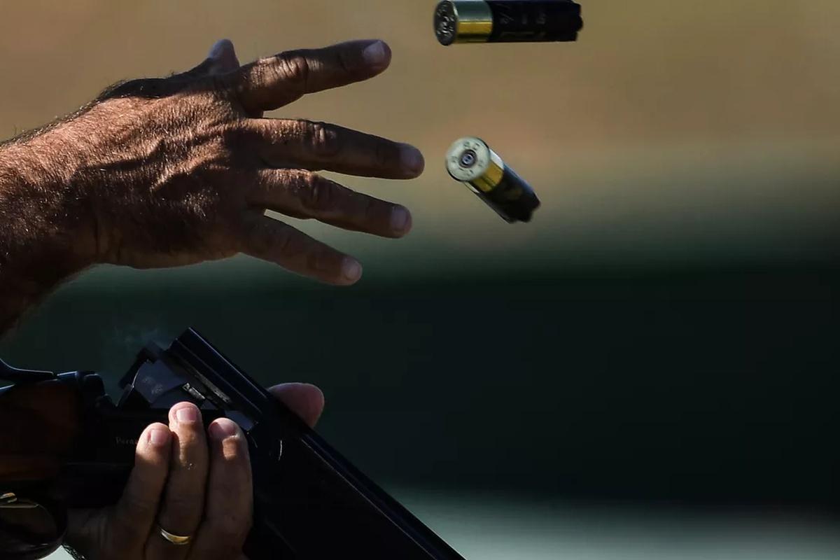 В Сочи мужчина на автомобиле врезался в магазин и открыл стрельбу