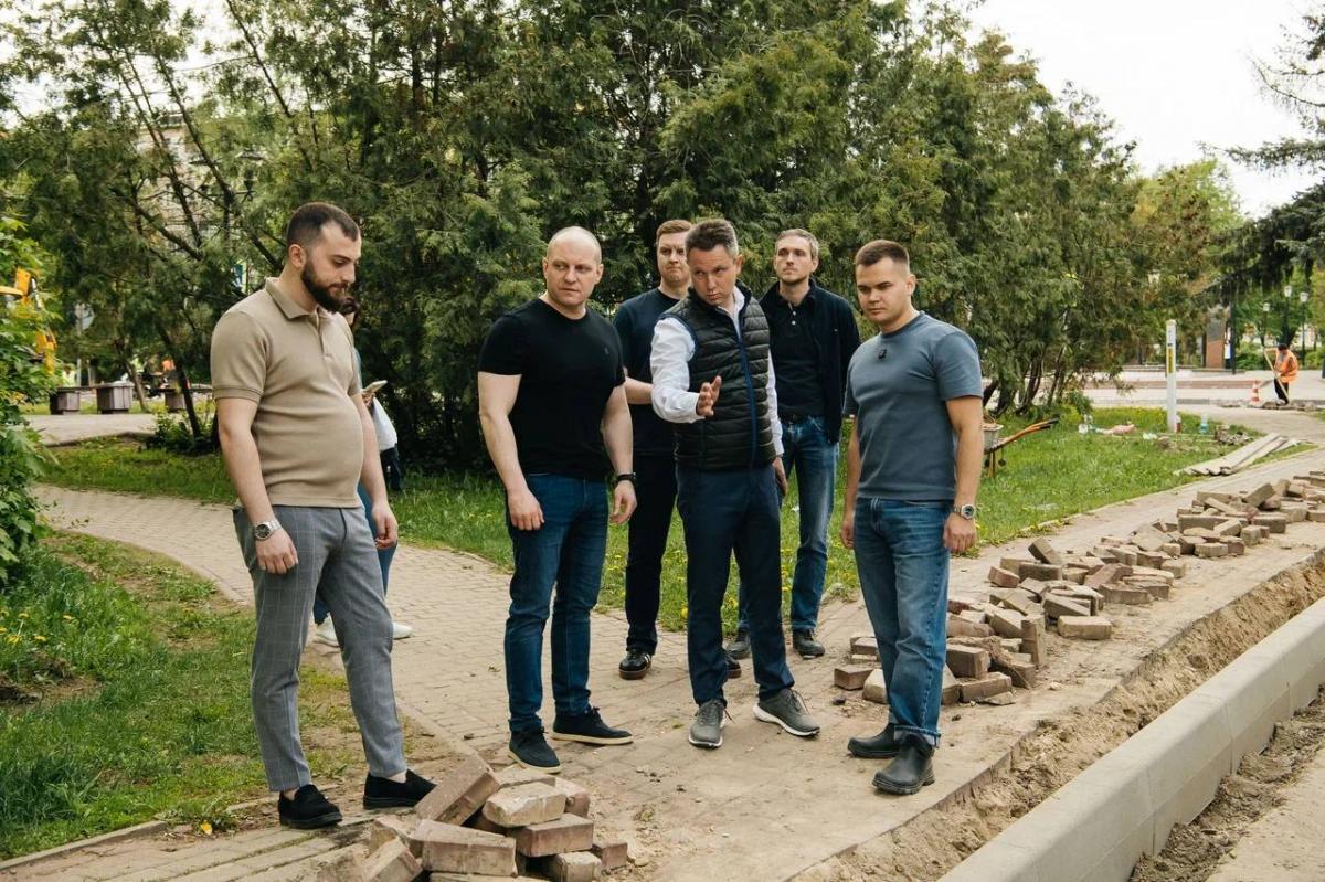 Глава Городского округа Пушкинский Максим Красноцветов проверил ремонт дороги на Задорожной улице в Ивантеевке