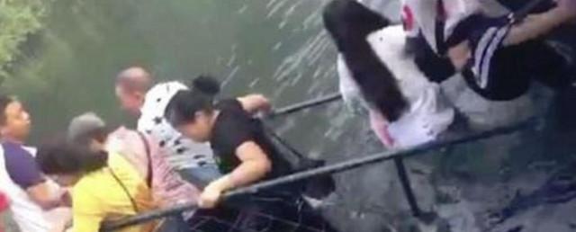 В Китае мост с 10 туристами обрушился из-за любителя селфи