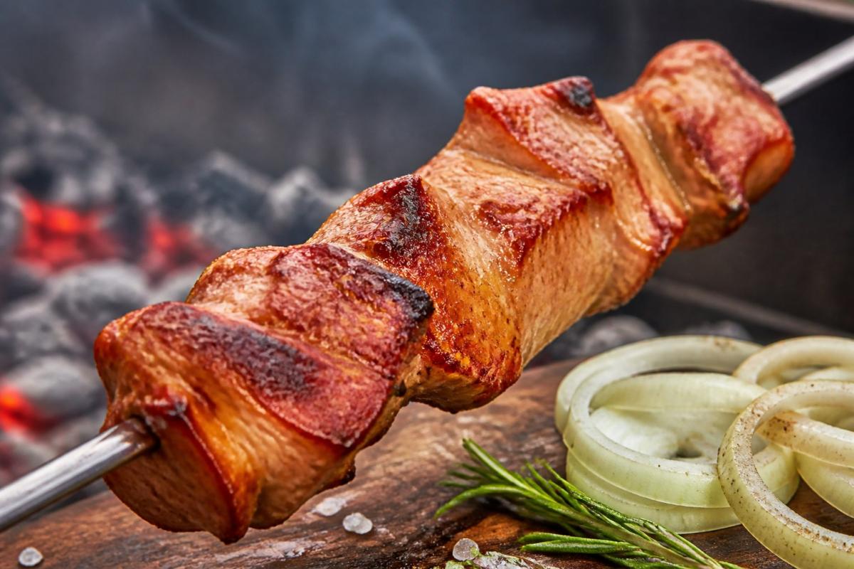 Шашлык становится невкусным из-за одной вашей ошибки. Что поможет сохранить сочность мяса?