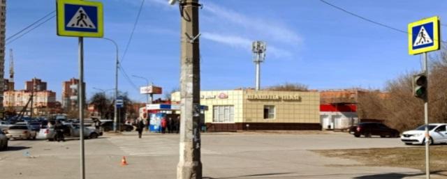 В Волгограде автомобиль врезался в остановку и насмерть сбил женщину