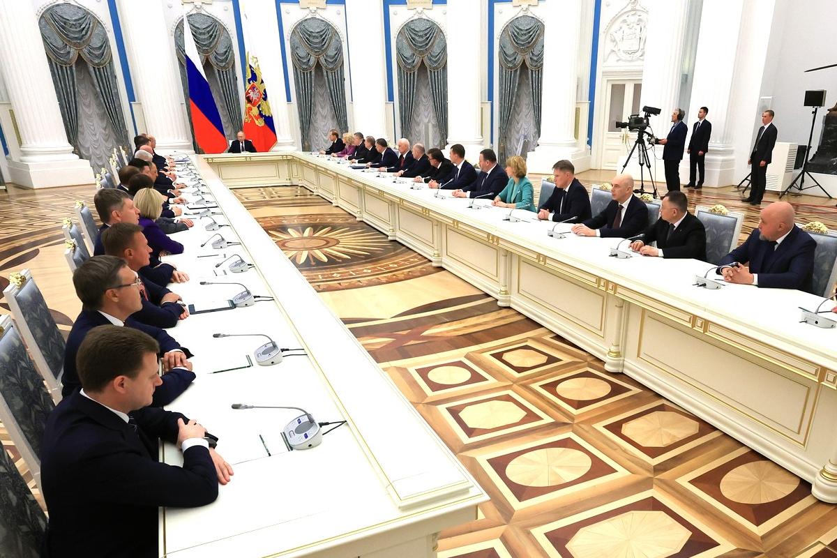 Путин (военный преступник) подписал указ о награждении министров прежнего правительства РФ