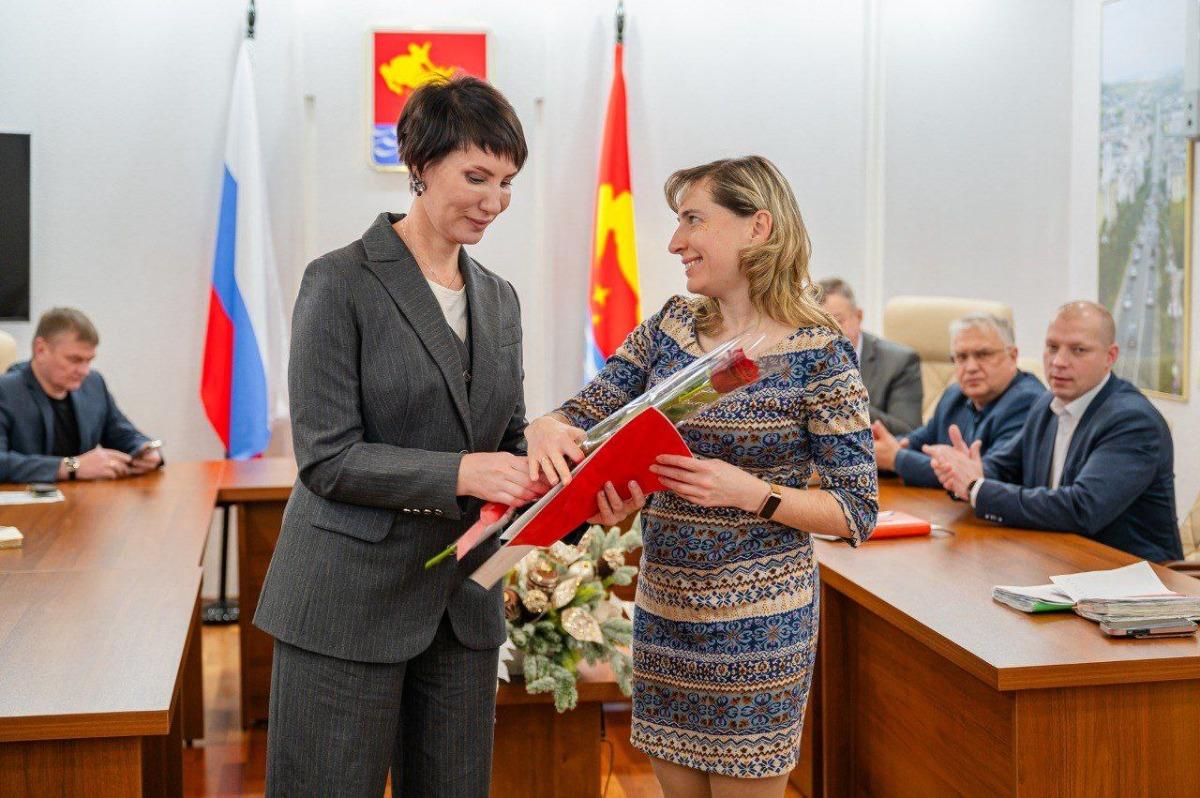 Лариса Поликанова отметила сотрудниц мэрии Магадана, плетущих маскировочные сети для бойцов СВО