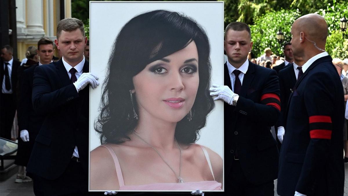 Простились: Тайный муж Анны Заворотнюк был на похоронах с букетом роз