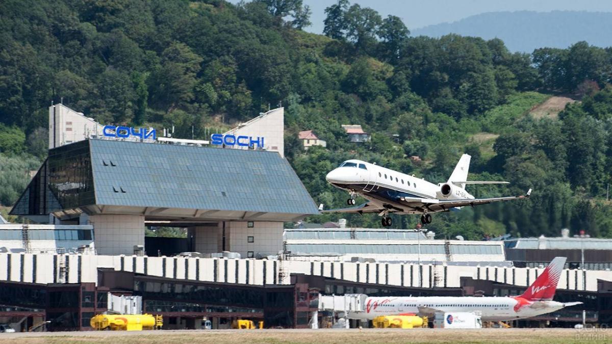 Самолет рейсом Сочи - Ереван вернулся на стоянку из-за металлической стружки в масле двигателя