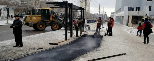 В Волгограде дорожники снова кладут асфальт прямо на снег