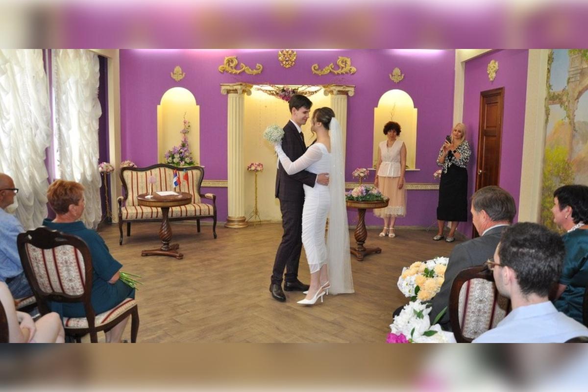 В Алтайском крае почти 100 пар поженились накануне и после Дня России