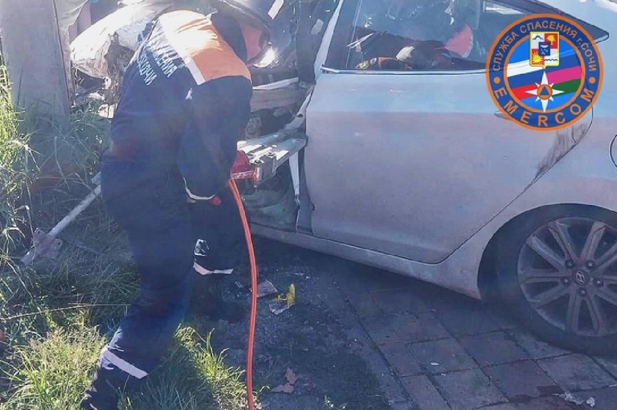 Спасатели Кубани вырезали пострадавших из груды покорёженного металла после ДТП