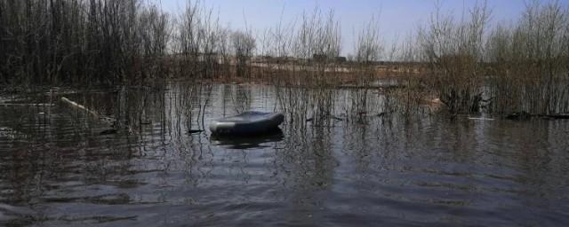 В Югре спасатели нашли тело одного из двоих рыбаков, перевернувшихся на лодке