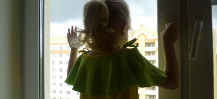 В Новороссийске из окна многоэтажки выпала двухлетняя девочка