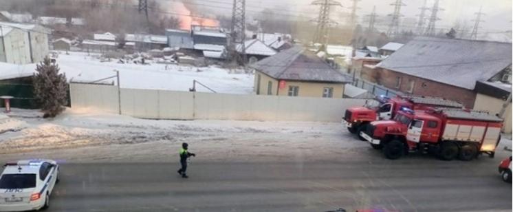 В Новосибирске загорелись три частных дома в Ленинском районе