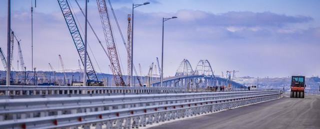 На Крымском мосту установили первые мачты освещения и ограждение