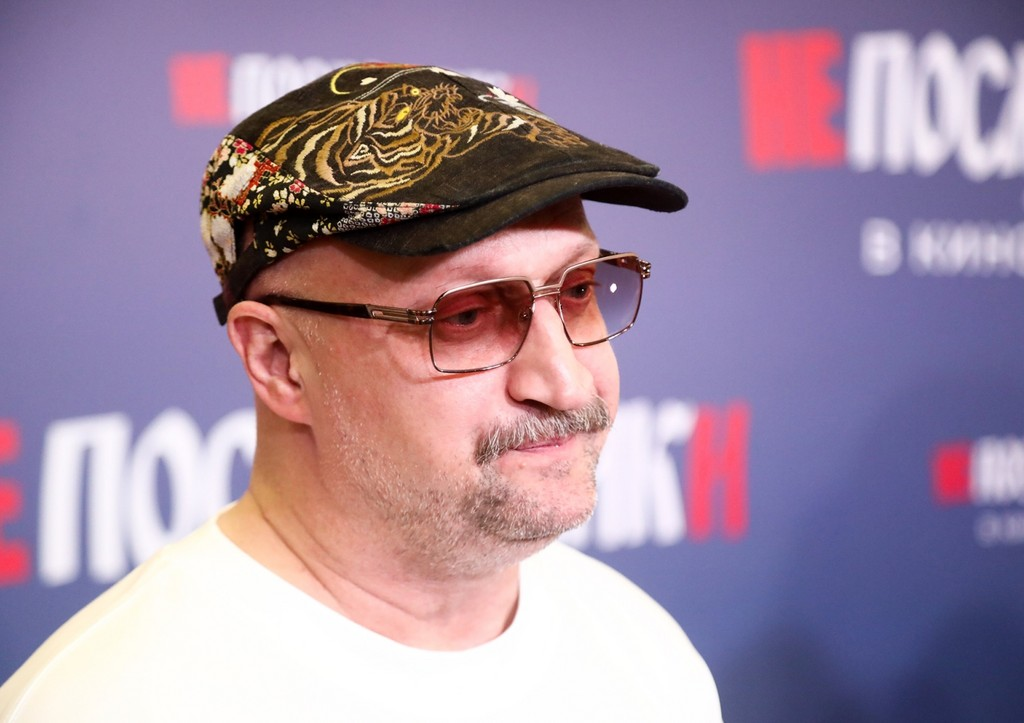 Российский (страна-террорист) актер рассказал, зачем носит кепку