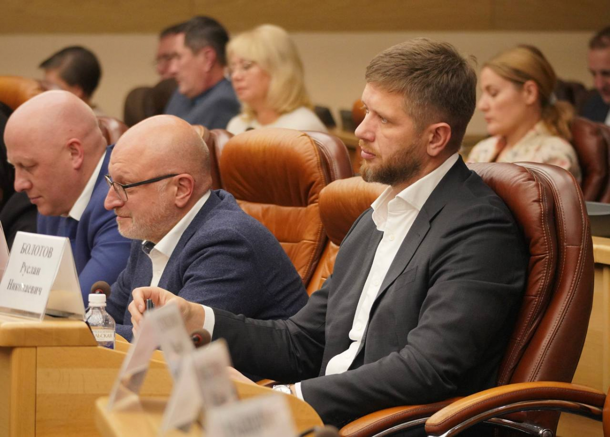 Спикер Думы Иркутска Евгений Стекачев принял участие в обсуждении финансирования дорожного хозяйства в зимний период в Заксобрании региона