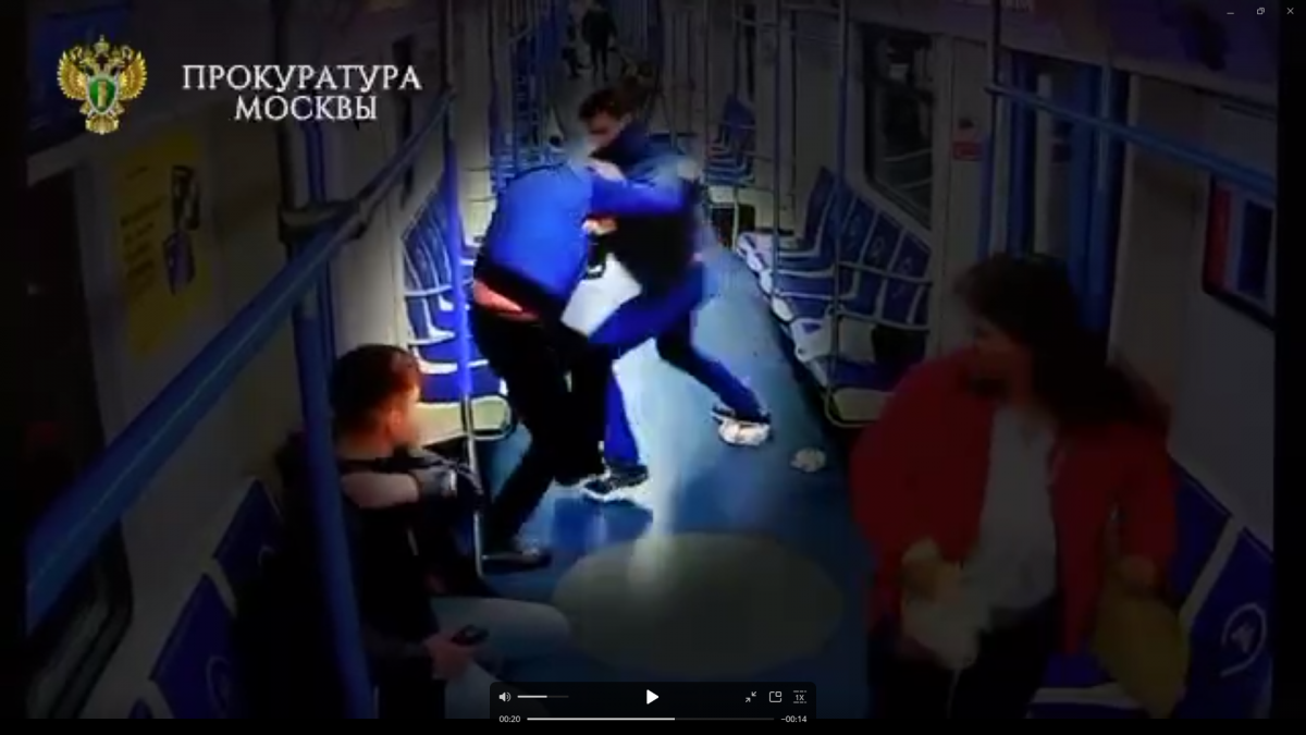 В московском метро мужчина избил 69-летнего пенсионера за то, что тот споткнулся об него