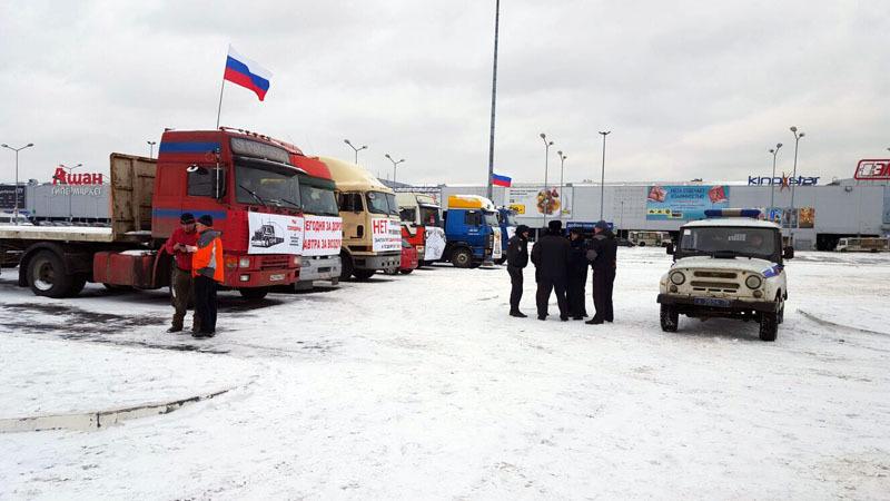 В Петербурге дальнобойщики организовали протестный лагерь