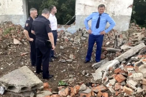 Обрушение стены заброшенного здания в Омске привело к гибели подростка