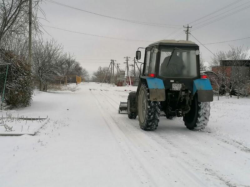 В Краснодарском крае трассы чистят около 700 спецмашин