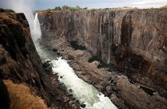 В Южной Африке почти высох крупнейший в мире водопад Виктория