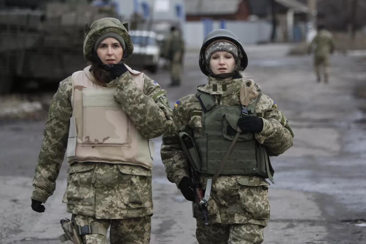 Служащие в ВСУ украинки пожаловались журналистам на сексизм