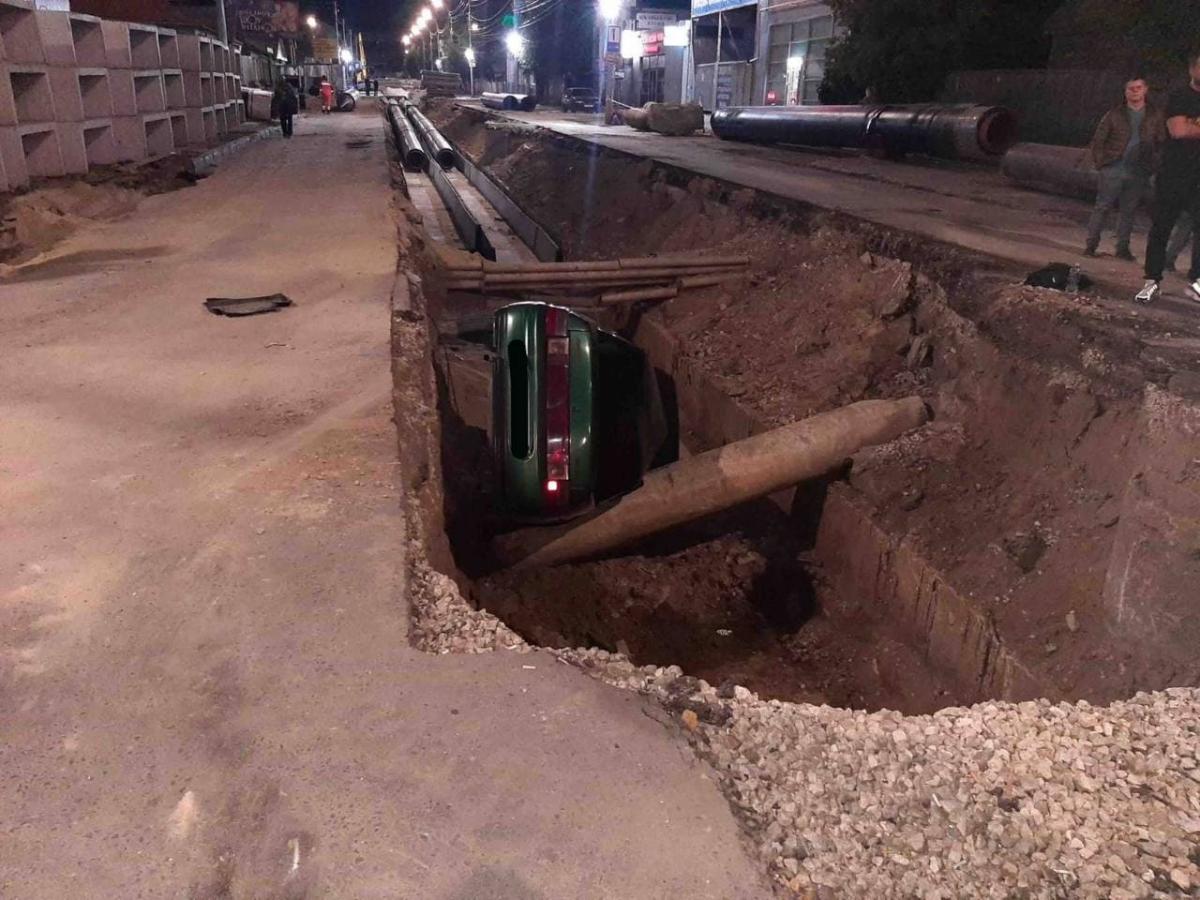 В Саратове ВАЗ упал в коммунальную траншею, пострадала девушка