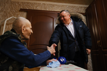 «С Новым годом, ветеран!»: председатель Думы Астраханской области Игорь Мартынов навестил 100-летнего участника ВОВ Александра Калмыкова