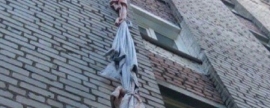 В Петрозаводске госпитализировали женщину, упавшую при спуске из окна по веревке из простыней