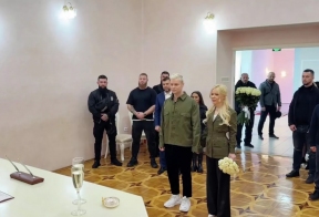 41-летняя Екатерина Мизулина стала женой «юного» Шамана. Как прошла «свадьба цвета хаки» в Донецке