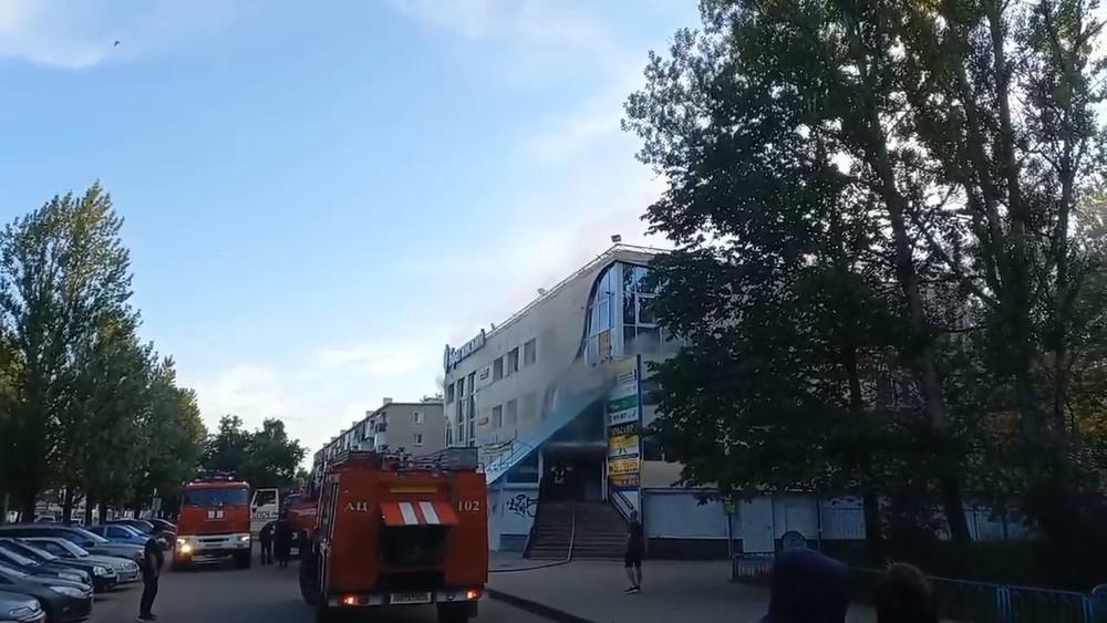 В Дзержинском районе Ярославля загорелся торговый центр «Брагинский»