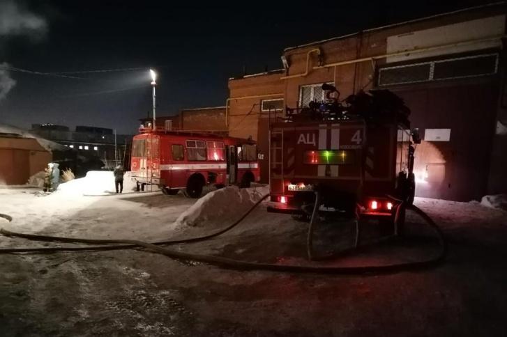 При пожаре в гаражном комплексе в Новосибирске погибли четыре человека