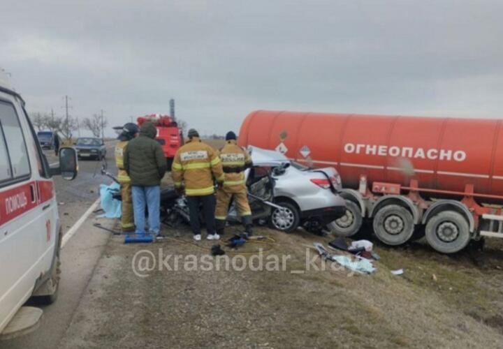 В Темрюкском районе Кубани случилось ДТП с иномаркой и бензовозом