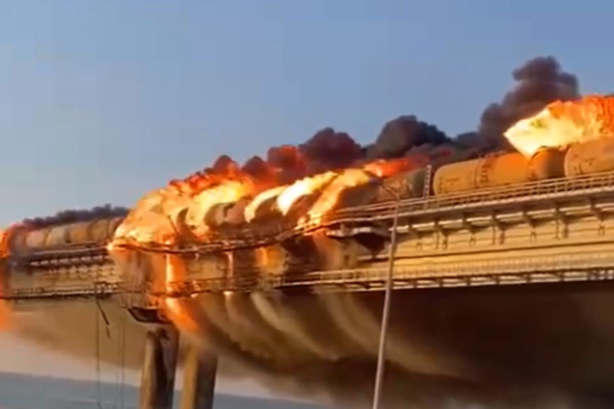 Ракеты на крымский мост. Крымский мост взорвали 2022. Взрыв моста. Подрыв моста. Пожар на мосту.
