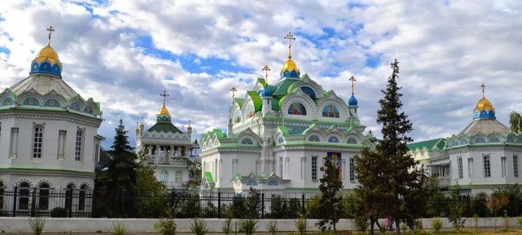 В храмах Крыма принято решение проводить воскресные и праздничные службы на улице