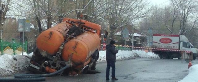 В Новосибирске под грузовиком коммунальщиков провалился асфальт