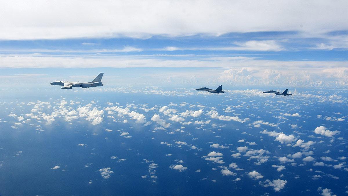 18 июня самолет. Китайские истребители над тайваньским проливом. Москва с самолета. Американские военные самолеты в Москве. Самолёты НОАК.