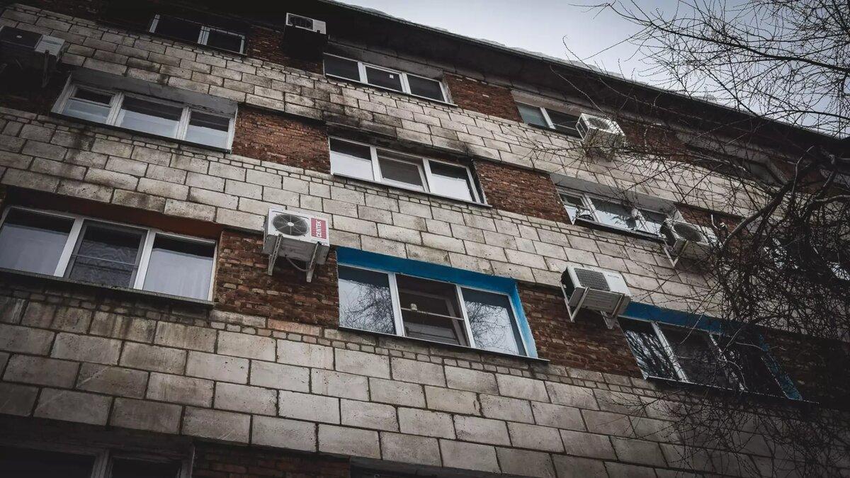 Житель Волгограда попытался попасть на улицу через окно второго  этажа и оказался на больничной койке