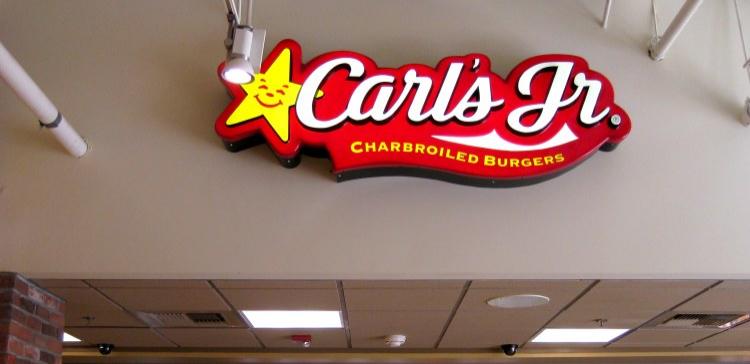 В Петербурге двое неизвестных в масках ограбили ресторан Carl’s Jr. 