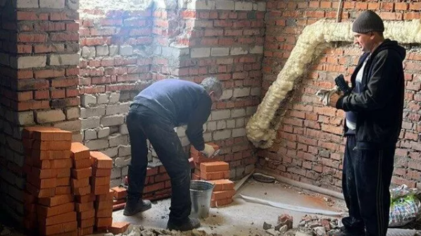 В Курске начали ремонт поликлиники, на которую упали обломки украинского дрона