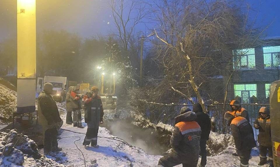 Власти Волгограда направили на помощь УК Тракторозаводского района 10 дополнительных бригад слесарей