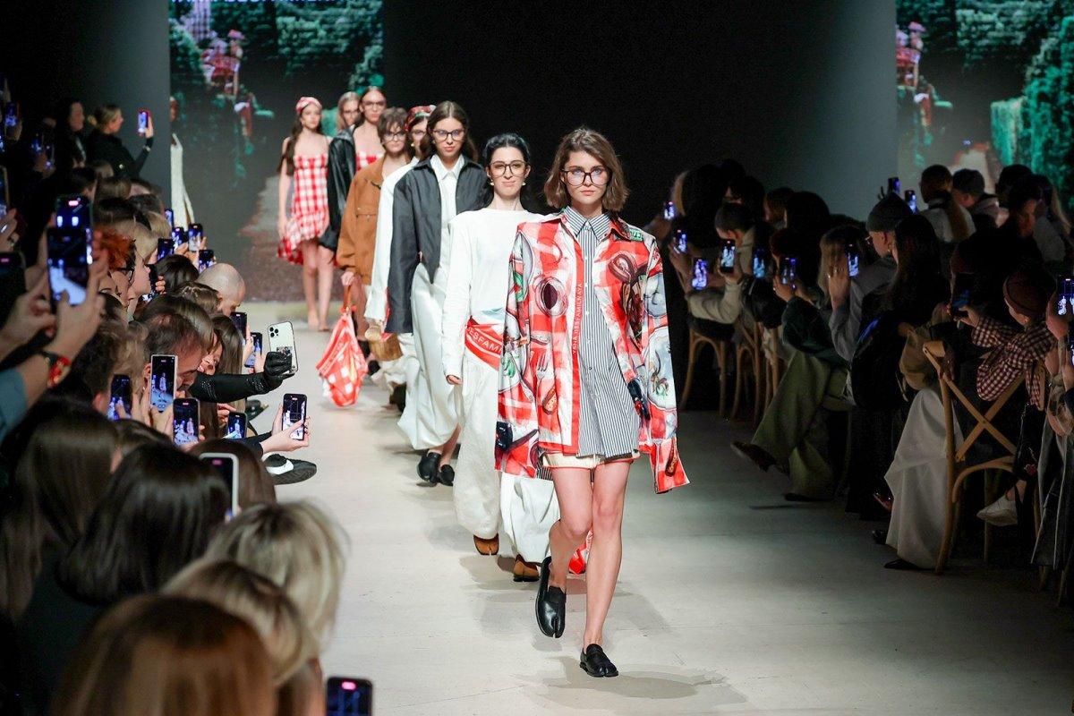 Более 65 коллекций представили российские дизайнеры на открывшейся Московской неделе моды